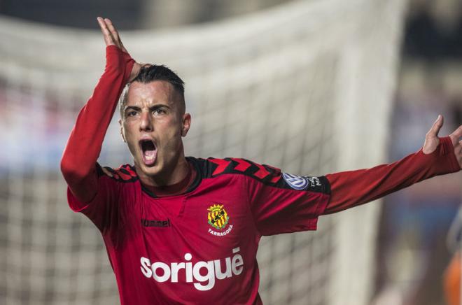 Sergio tejera celebra un gol con el Nástic.