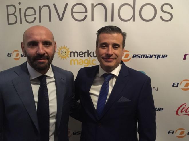 Monchi y Miguel Ángel Gómez en la gala de ElDesmarque de 2017. (Foto: Kiko Hurtado).
