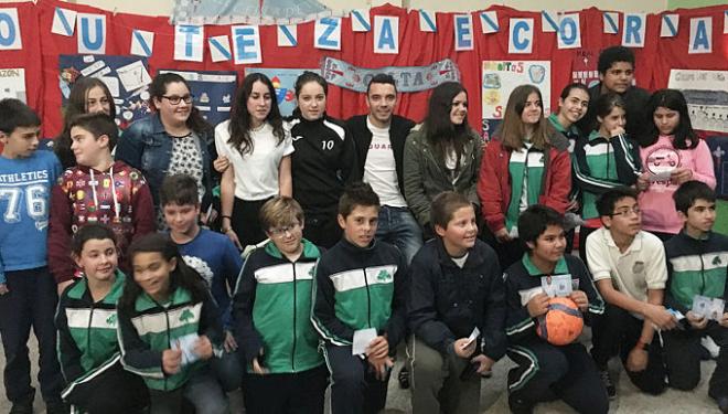 Iago Aspas en su visita a uno de los colegios