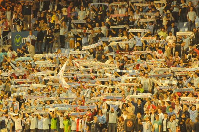 La afición canta el himno durante un partido de Liga | E.A.