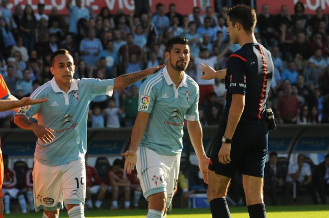 Nolito protesta al árbitro en el partido contra el Valencia | E.A.
