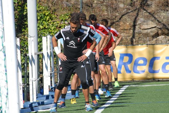 Sergio realiza un ejercicio físico durante un entrenamiento