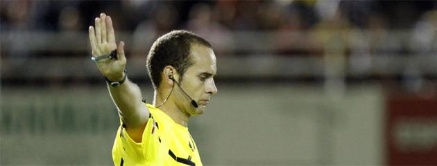 Imagen del colegiado en un partido.