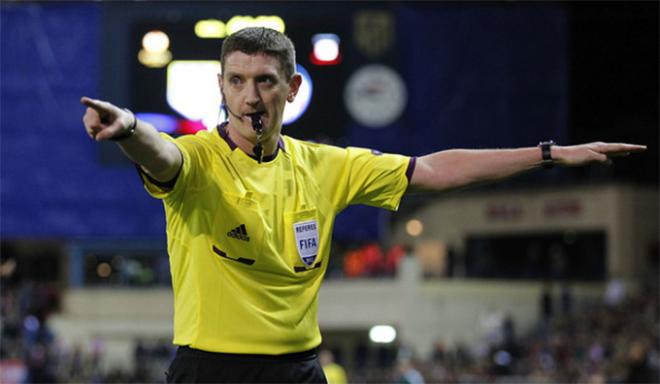 Craig Thomson, arbitrando en el Calderón (Foto: UEFA).