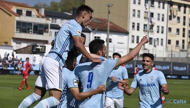 Los jugadores del filial celebran un gol ante el Somozas (Foto:RCCV).