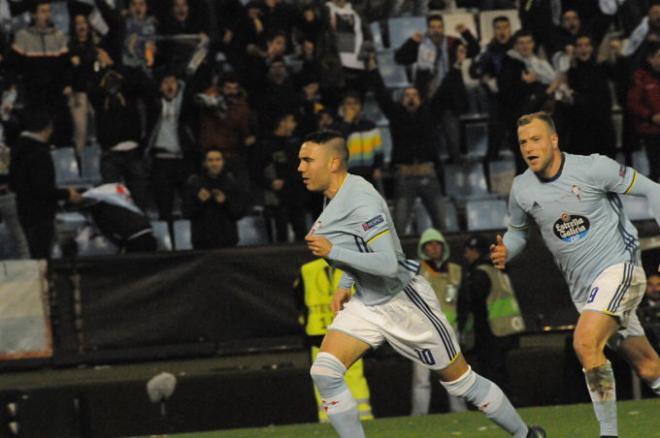 Aspas celebra su gol al Standard de Lieja con Guidetti (Foto; Eugenio Álvarez).
