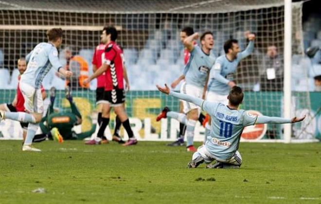 Gol de Radoja ante el Alavés la temporada pasada (Foto: EFE).