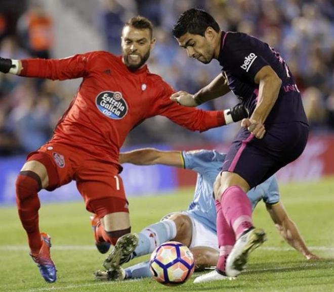 Luis Suárez intenta batir a Sergio Álvarez en el Celta-Barça del curso pasado (Foto: EFE).