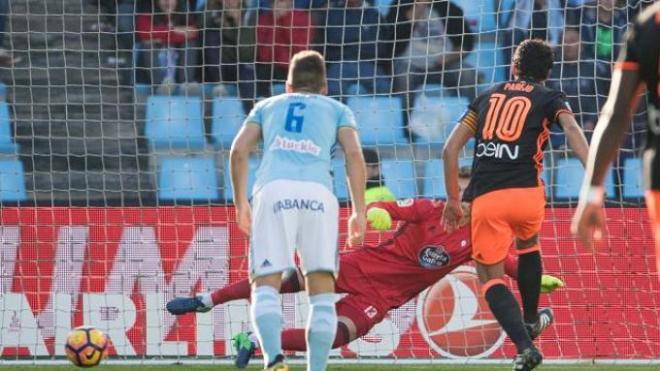 Parejo, del Valencia, dispara un penalti ante el Celta (Foto: LaLiga).