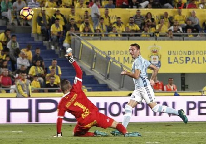 Aspas anotando uno de sus dos goles ante Las Palmas (Foto: EFE).