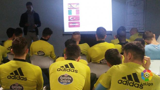 Los jugadores del Celta, recibiendo la charla de LaLiga (Foto: LFP).