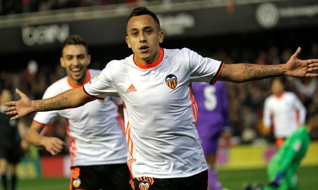 Orellana celebrando un gol con el Valencia.