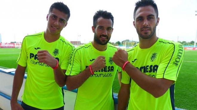 Rodrigo, Mario y Víctor Ruíz, con la pulsera de ASHUA (Foto: VillarrealCF).