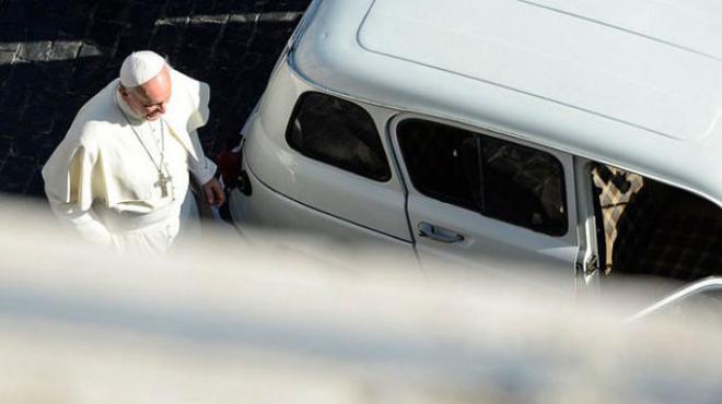El Papa, subiendo en su coche oficial.