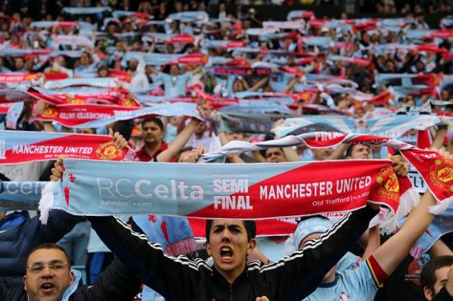 Aficionados del Celta cantan el himno antes de la semifinal contra el Manchester (Foto: UEFA).