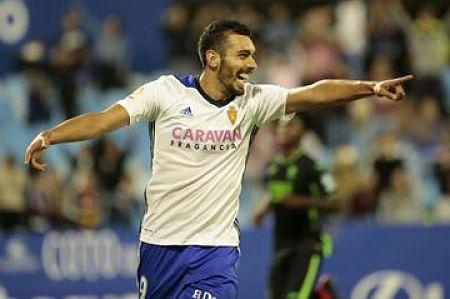 Borja Iglesias celebra un gol con el Zaragoza (Foto: Daniel Marzo).