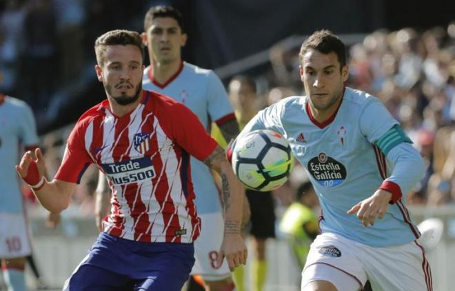Hugo Mallo pugna con Saúl por una pelota en el Celta-Atlético de la pasada temporada (Foto: EFE).