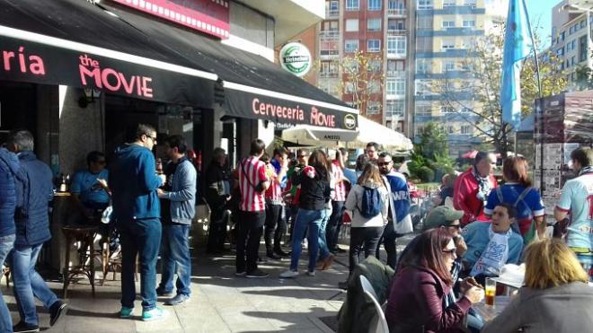 Aficionados del Athletic Club en la antesala de un encuentro frente al Celta de Vigo en Balaídos.
