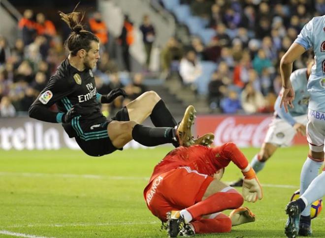 Rubén frena a Bale (Foto: EFE).