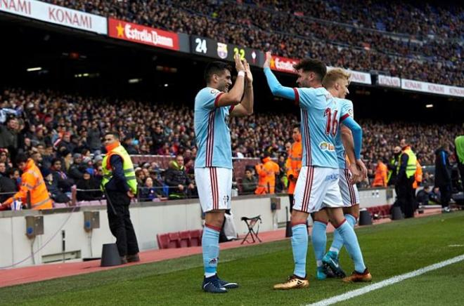 Jozabed y Maxi Gómez celebran el gol del uruguayo (Foto: EFE).