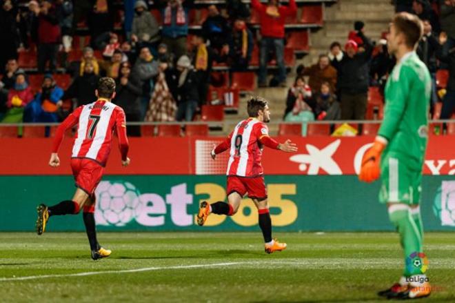 Portu celebra su gol ante Rubén Blanco (Foto: LaLiga).