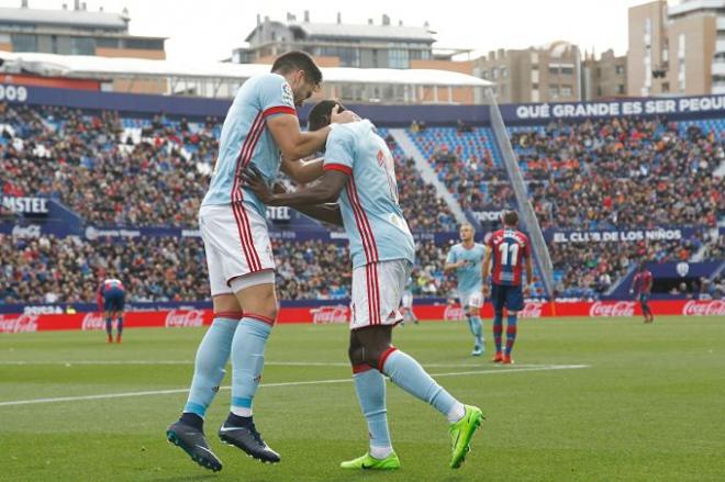 Maxi y Sisto celebran el gol del Celta (Foto: Alberto Iranzo).