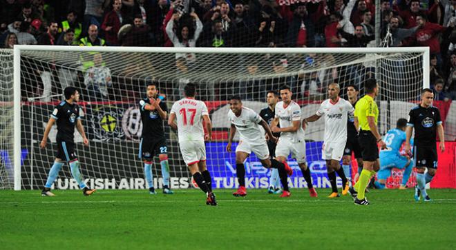 Los jugadores del Sevilla celebran el gol de Muriel (Foto: Kiko Hurtado).
