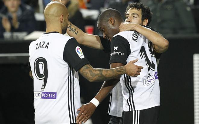 Los jugadores del Valencia celebrando el gol de Zaza (Foto: Alberto Iranzo).