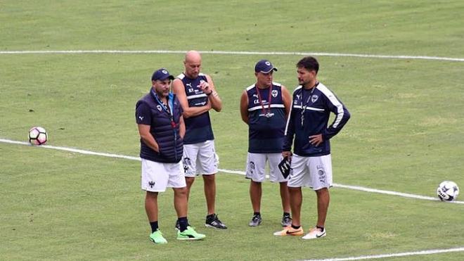 Antonio Mohamed con su cuerpo técnico en Monterrey.