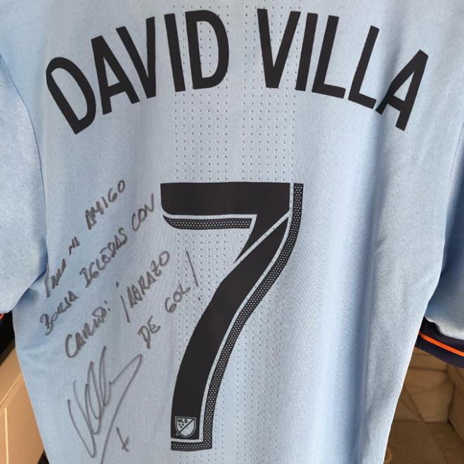 David Villa le dedica una camiseta a Borja Iglesias (Foto: @Borjaiglesias9).