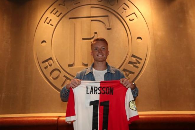 Sam Larsson posando con la camiseta de su nuevo club (Foto: FR).