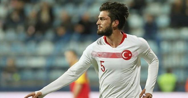 Yokuslu celebra un gol con la selección otomana.