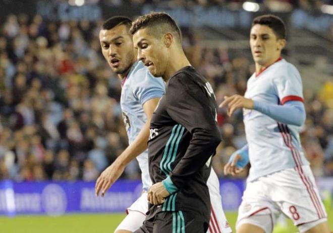 Cabral persiguiendo a Ronaldo (Foto: EFE).