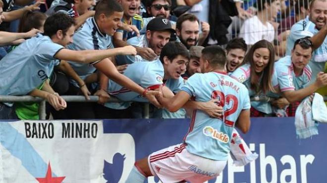 Cabral celebrando su gol con la afición (Foto: LFP).