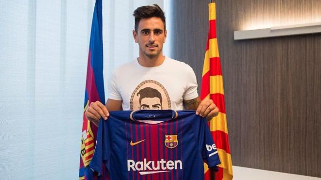 David Costas posando con la camiseta del Barcelona (Foto: F.C.B.).