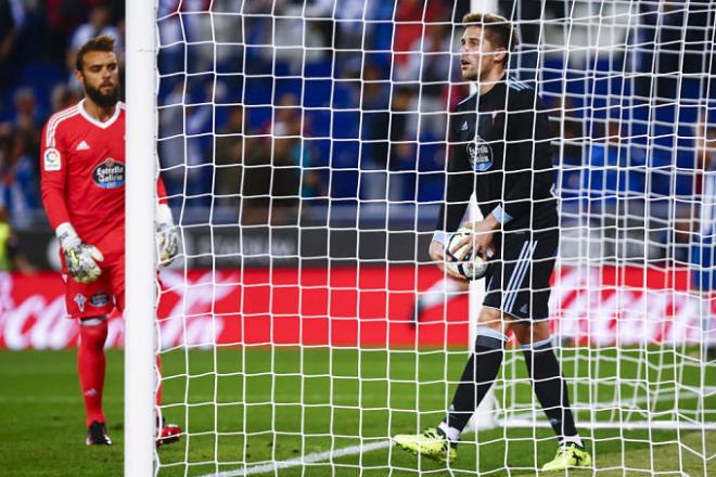 Fontàs recoge el balón en la portería en el Espanyol-Celta (Foto: EFE).