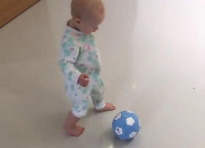 La hija de Guidetti jugando con un balón del Celta (Foto: Instagram de Guidetti).