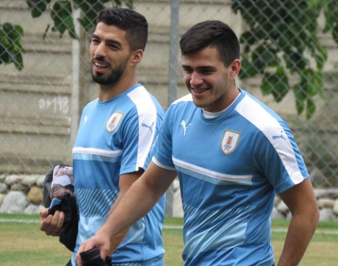 Maxi Gómez, junto a Luis Suárez en un entrenamiento con Uruguay.