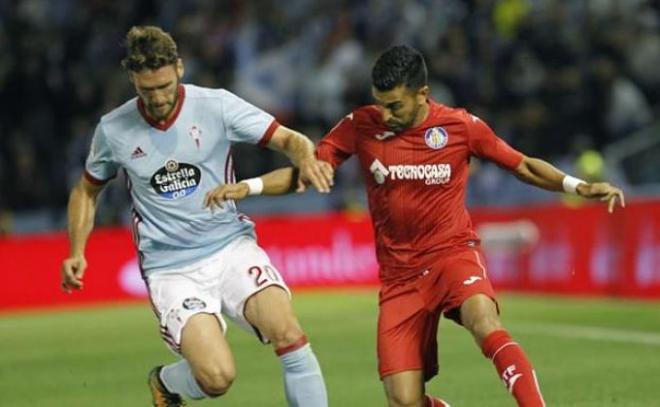 Sergi Gómez ante Ángel, delantero del Getafe (Foto: EFE).