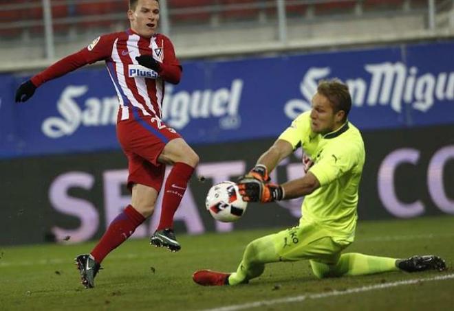 Yoel hace una parada a Gameiro con el Éibar (Foto: EFE).