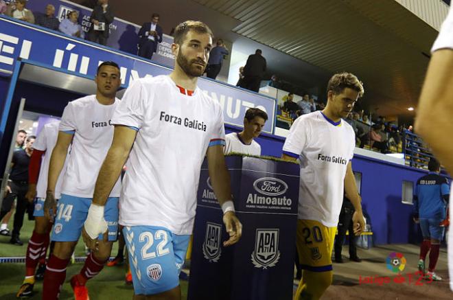 Los jugadores de Lugo y Alcorcón saltan al campo con una camiseta de apoyo a Galicia (Foto: LaLiga).