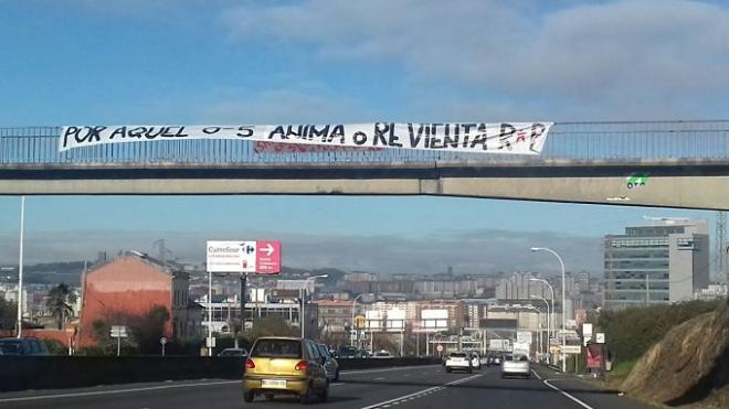 Pancarta colgada en un puente en La Coruña.