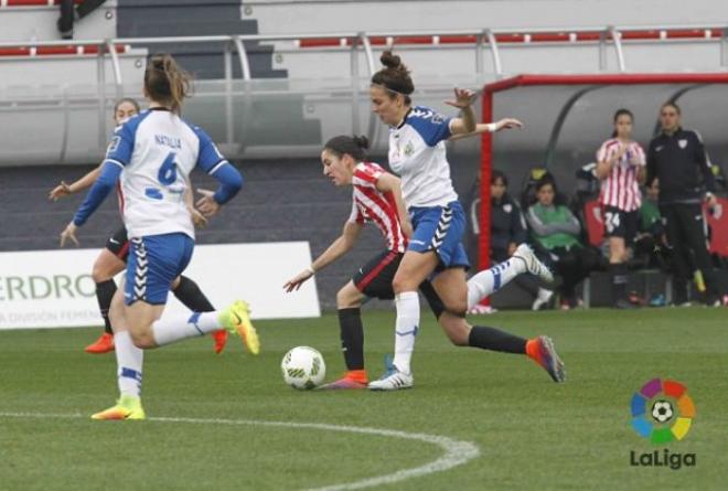 Una jugadora del Atheltic trata de progresar ante la oposición de la defensa zaragozana. (Foto: LaLiga)