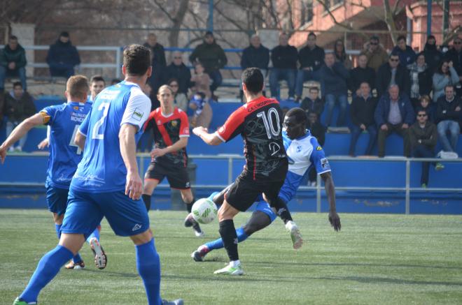 Moustapha se dispone a golpear el balón (Foto: Yohanna García).