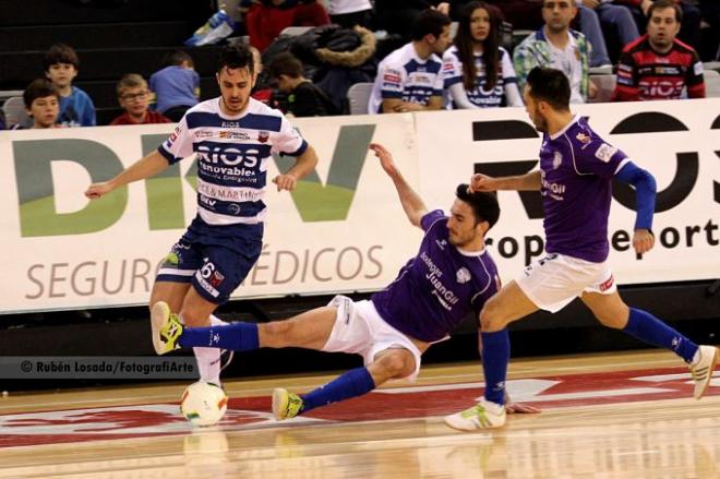 Jorge Santos trata de zafarse de dos rivales. (Foto: Rubén Losada / AD Sala 10)
