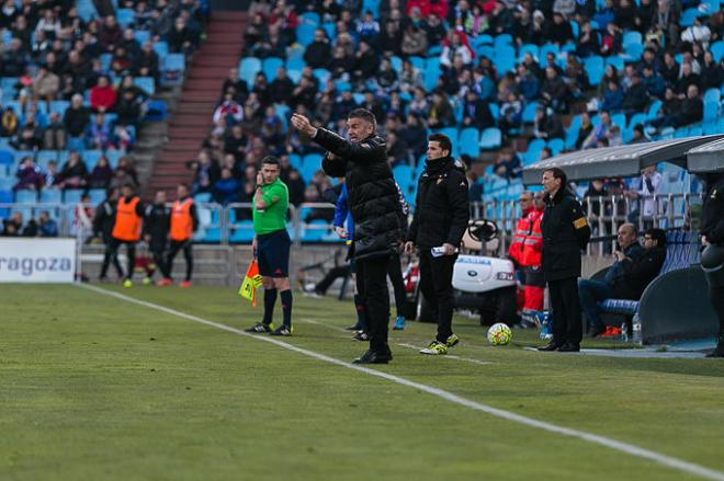 Carreras da instrucciones en el partido contra el Albacete. (Foto: Dani Marzo)