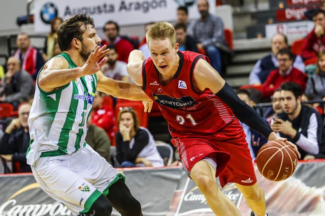 Benzing trata de superar a un rival (Foto: Basket Zaragoza).