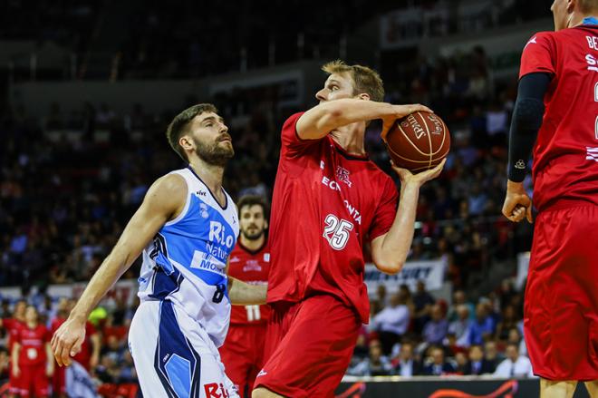 Norel protege la posesión ante la oposición de un rival (Foto: Basket Zaragoza).