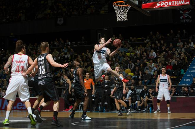 Sergi García penetra a canasta ante la mirada de Tabu (Foto: Basket Zaragoza).