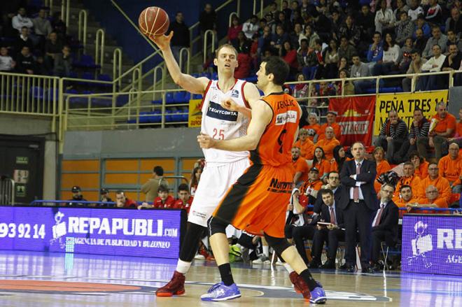 Norel trata de superar a un rival (Foto: Basket Zaragoza).